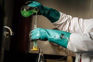 Luvas nitrílicas vs látex e neoprene: qual a melhor para seu ambiente de trabalho?